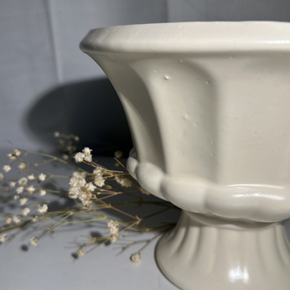 ⭐️⭐️SOLD⭐️⭐️ Vintage Haeger Ivory Pottery Planter - Signed on Bottom - Picture 6 of 8